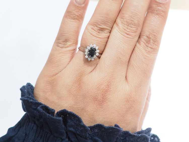 Anello Daisy in oro bianco, zaffiro ovale e diamanti