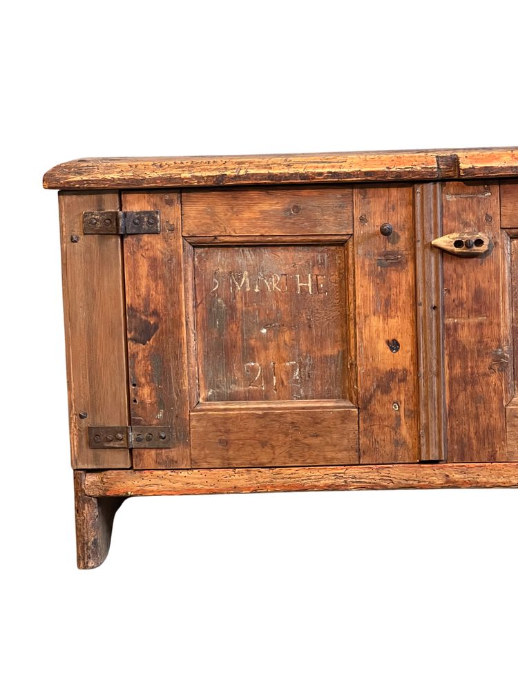 Buffet-coffre en sapin 1800