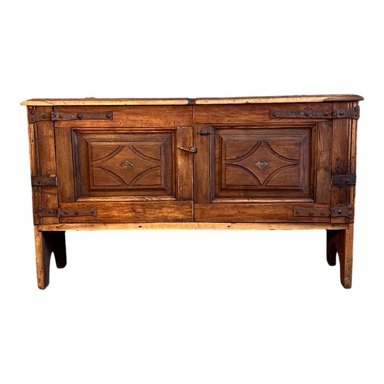 Commode-buffet en noyer 1700