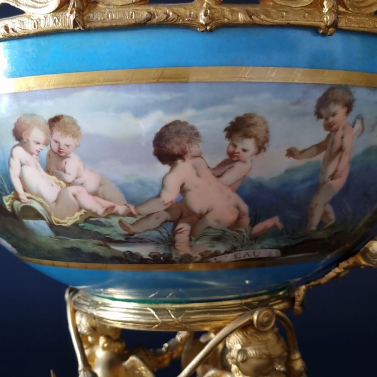 Imponente coppa centrotavola Luigi XVI in porcellana e bronzo dorato, XIX secolo. 