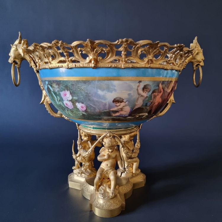 Imponente coppa centrotavola Luigi XVI in porcellana e bronzo dorato, XIX secolo. 
