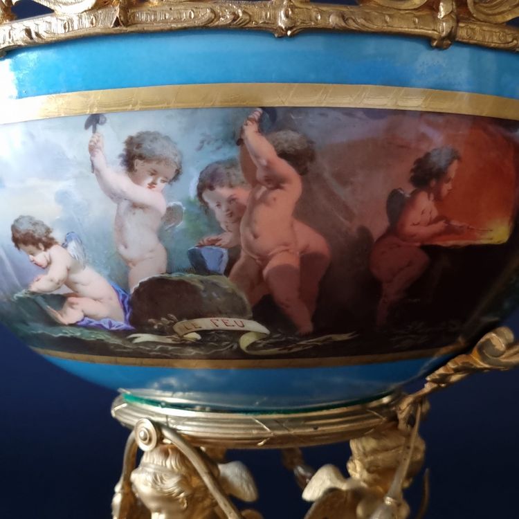 Imponente coppa centrotavola Luigi XVI in porcellana e bronzo dorato, XIX secolo. 