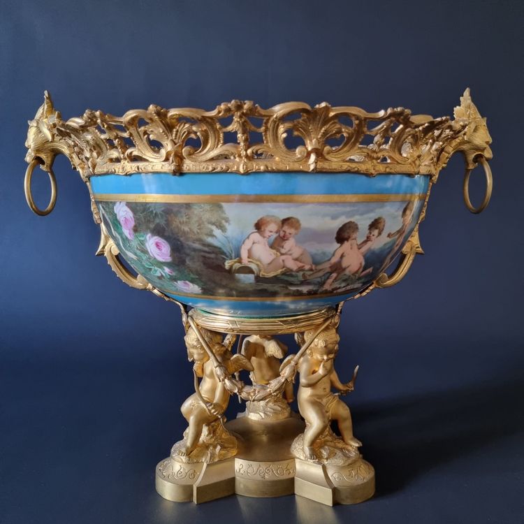 Imponente coppa centrotavola Luigi XVI in porcellana e bronzo dorato, XIX secolo. 