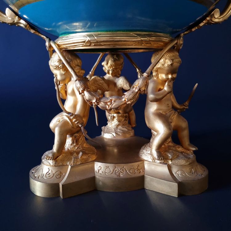 Imponente coppa centrotavola Luigi XVI in porcellana e bronzo dorato, XIX secolo. 