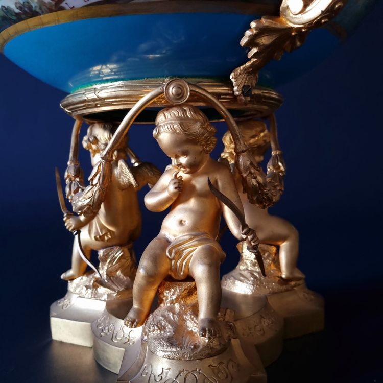 Imponente coppa centrotavola Luigi XVI in porcellana e bronzo dorato, XIX secolo. 