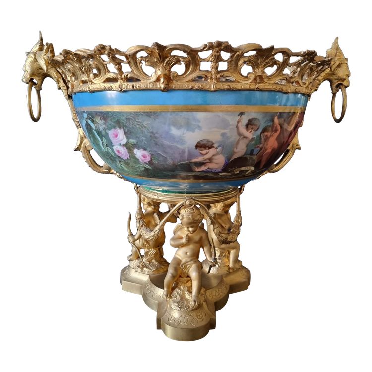 Imponente coppa centrotavola Luigi XVI in porcellana e bronzo dorato, XIX secolo. 