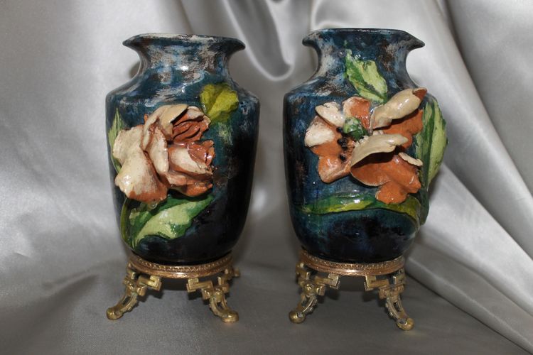 Coppia di vasi barbotine con decoro floreale nello stile di Montigny sur Loing, XIX secolo
