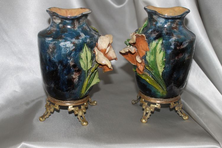 Coppia di vasi barbotine con decoro floreale nello stile di Montigny sur Loing, XIX secolo