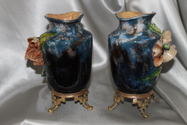 Coppia di vasi barbotine con decoro floreale nello stile di Montigny sur Loing, XIX secolo