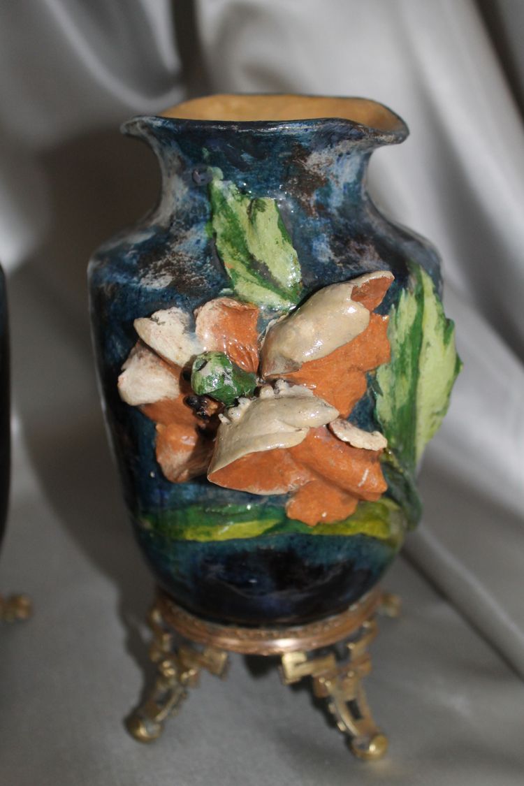 Coppia di vasi barbotine con decoro floreale nello stile di Montigny sur Loing, XIX secolo