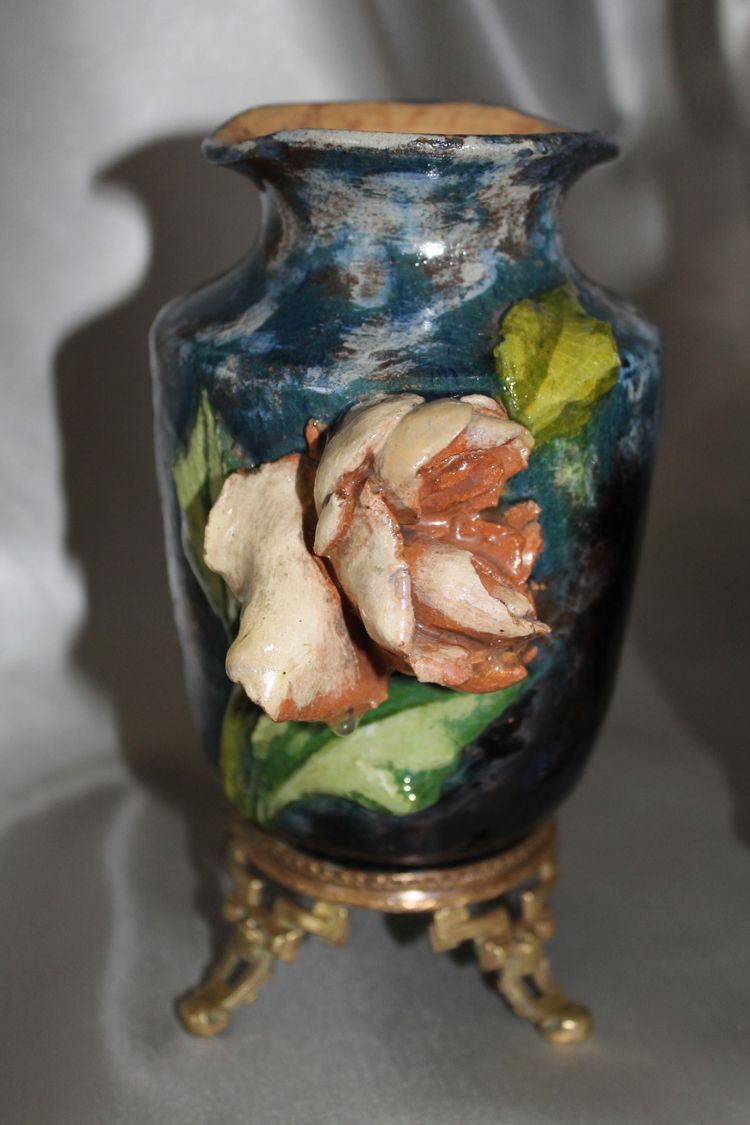 Coppia di vasi barbotine con decoro floreale nello stile di Montigny sur Loing, XIX secolo