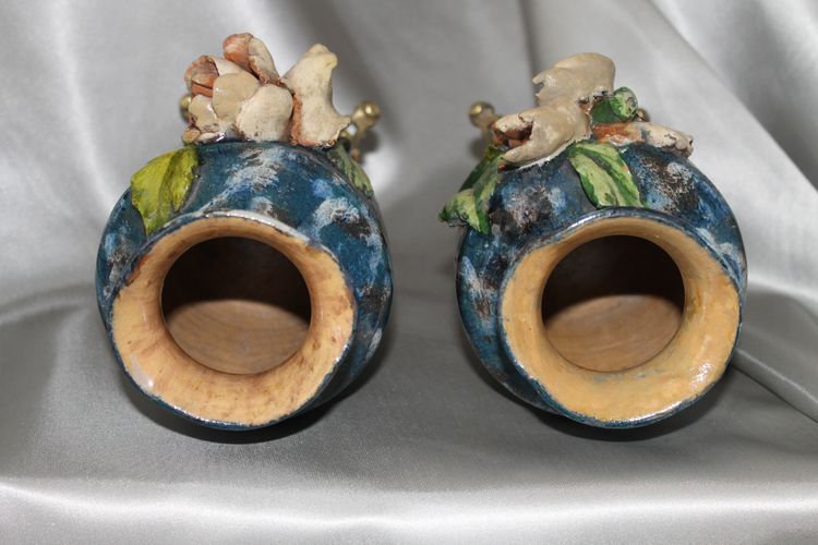 Coppia di vasi barbotine con decoro floreale nello stile di Montigny sur Loing, XIX secolo