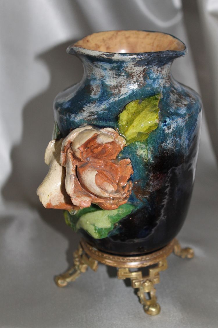 Coppia di vasi barbotine con decoro floreale nello stile di Montigny sur Loing, XIX secolo