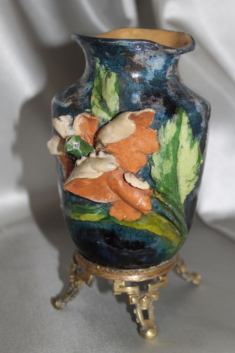 Coppia di vasi barbotine con decoro floreale nello stile di Montigny sur Loing, XIX secolo