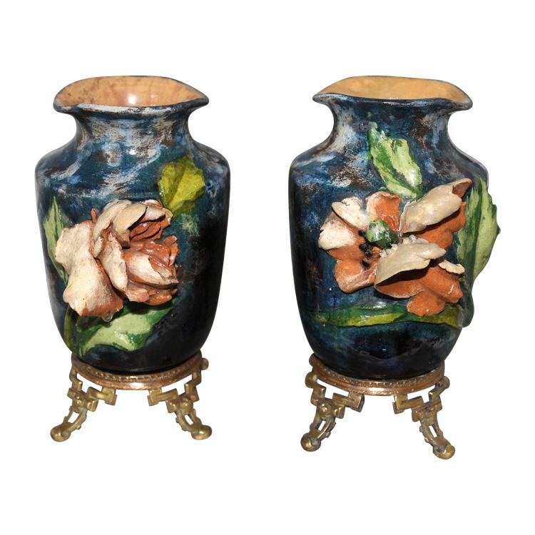 Coppia di vasi barbotine con decoro floreale nello stile di Montigny sur Loing, XIX secolo