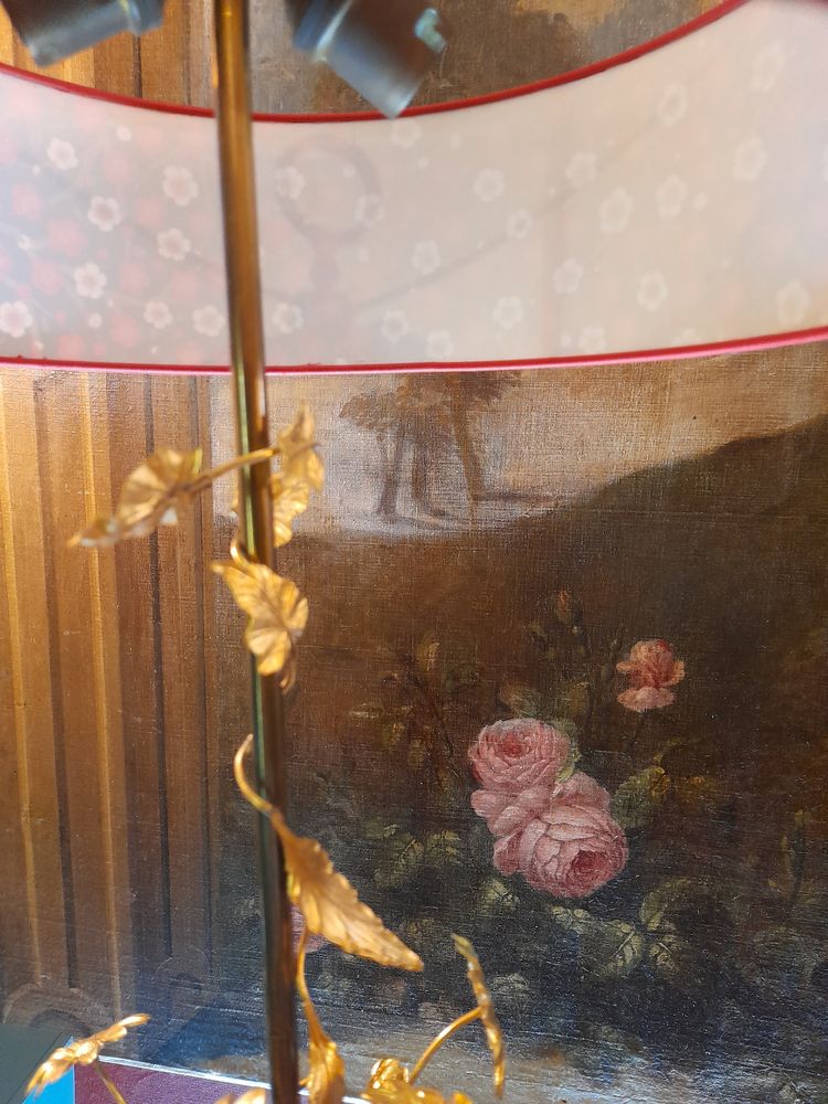 lampada decorata con steli di fiori in metallo dorato