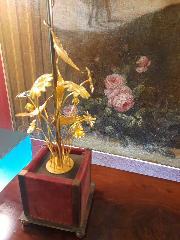 lampada decorata con steli di fiori in metallo dorato