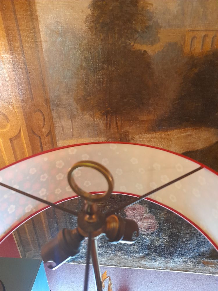 lampada decorata con steli di fiori in metallo dorato