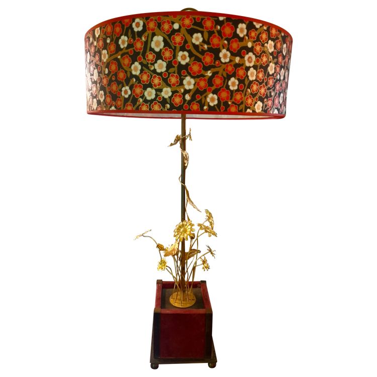 lampada decorata con steli di fiori in metallo dorato