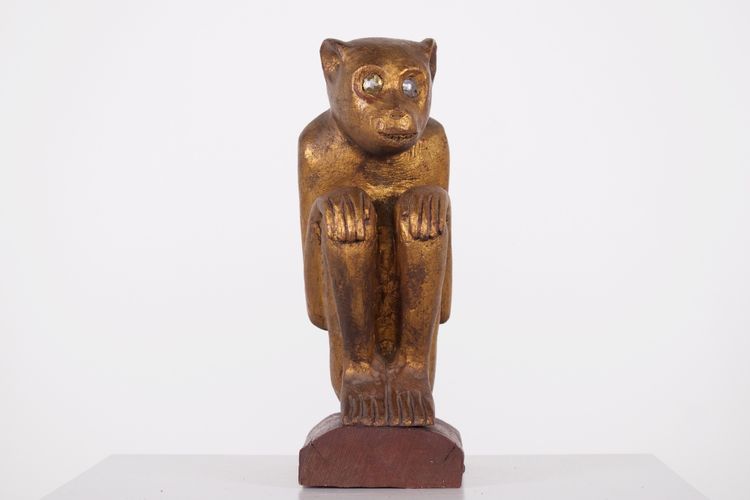 Figure rituelle de singe en bois doré