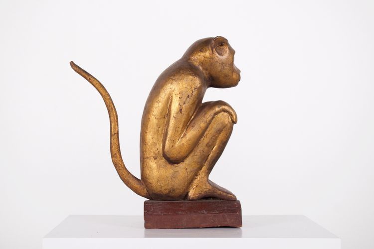 Figure rituelle de singe en bois doré