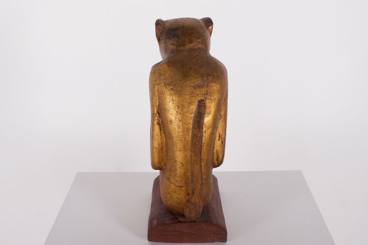 Figure rituelle de singe en bois doré