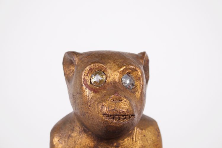 Figure rituelle de singe en bois doré