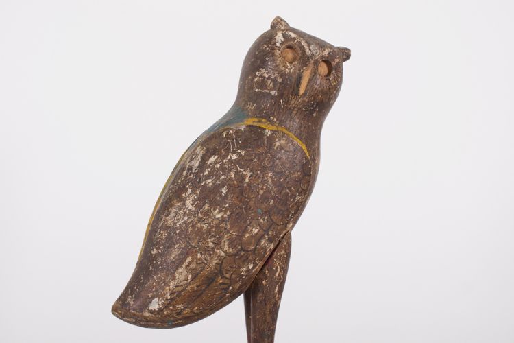 Figura di gufo in legno
