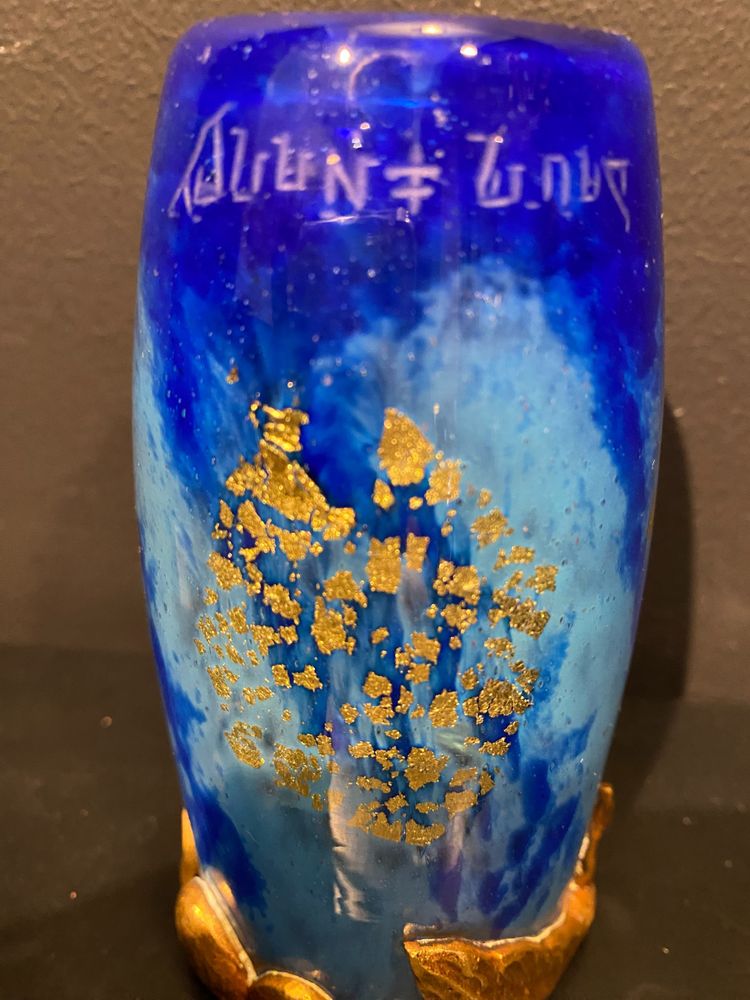 Vase Daum au motif de cigale et inclusion de feuilles d'orCrystal vase with a blue nuanced backgroun