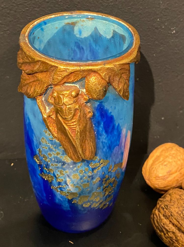 Vase Daum au motif de cigale et inclusion de feuilles d'orCrystal vase with a blue nuanced backgroun