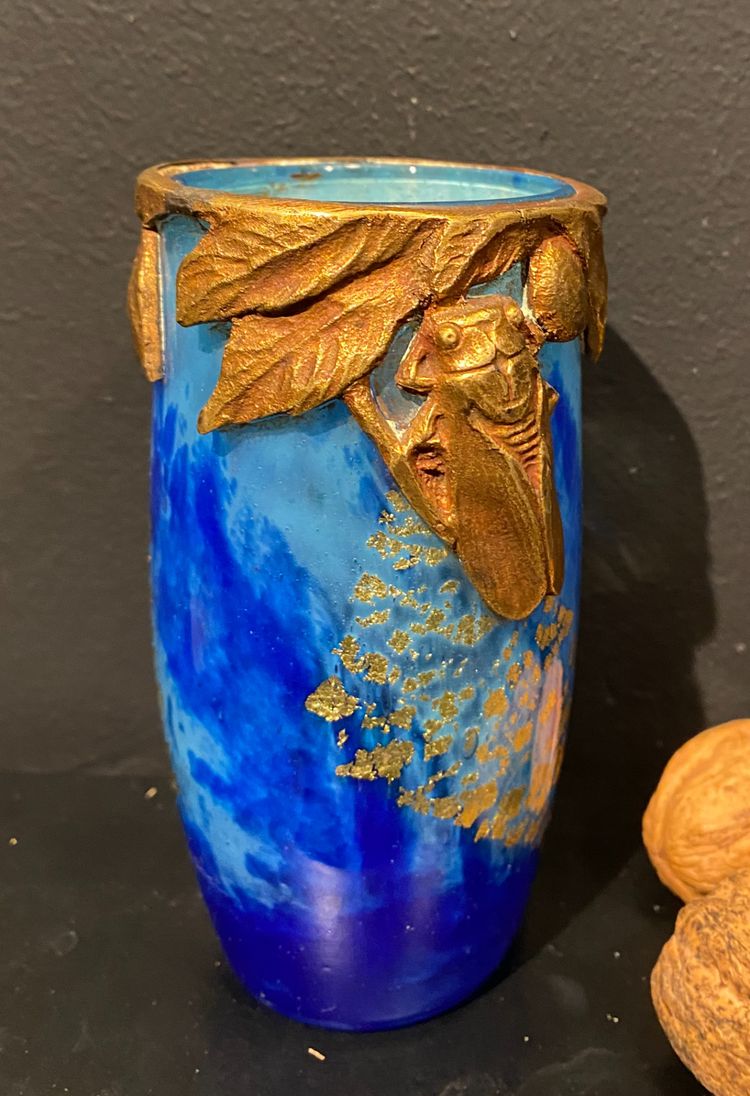 Vase Daum au motif de cigale et inclusion de feuilles d'orCrystal vase with a blue nuanced backgroun