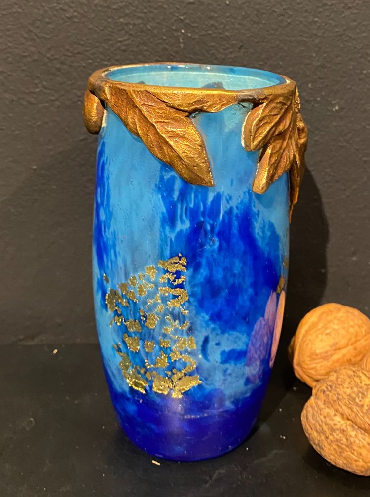 Vase Daum au motif de cigale et inclusion de feuilles d'orCrystal vase with a blue nuanced backgroun
