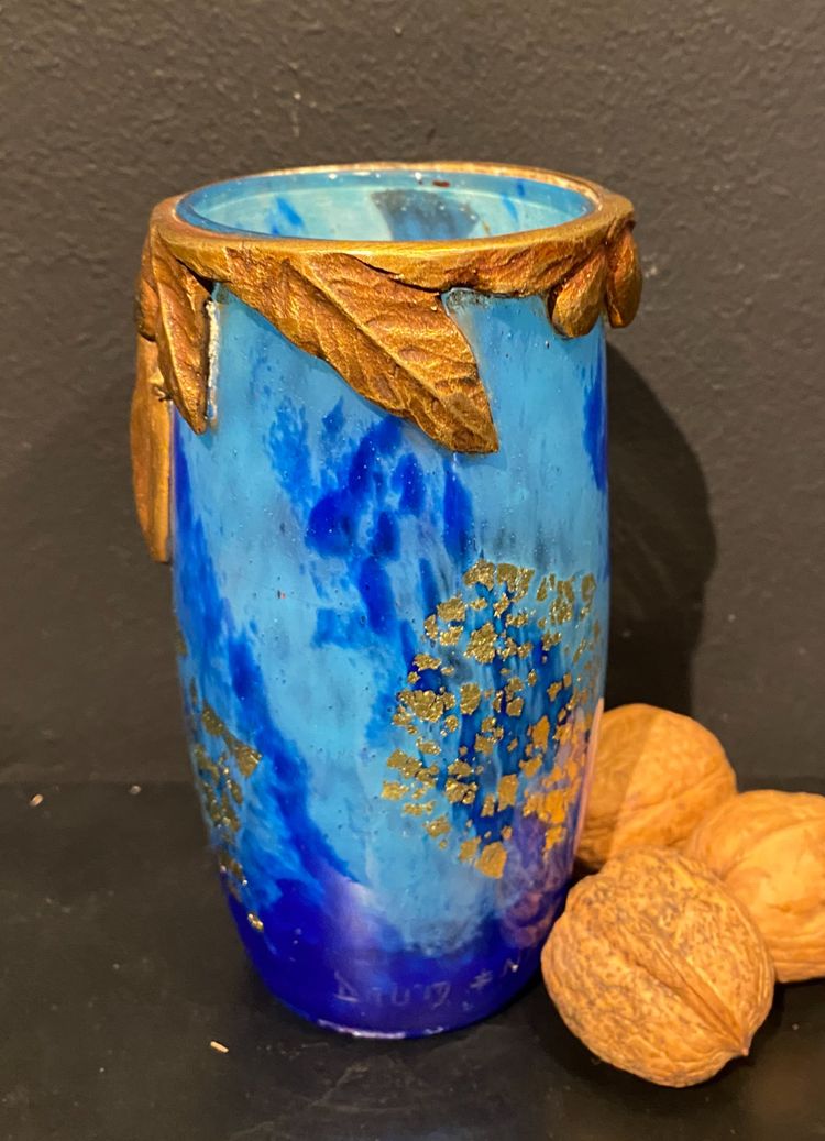 Vase Daum au motif de cigale et inclusion de feuilles d'orCrystal vase with a blue nuanced backgroun