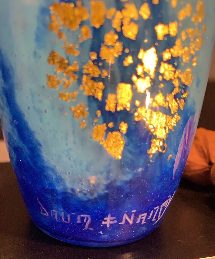 Vase Daum au motif de cigale et inclusion de feuilles d'orCrystal vase with a blue nuanced backgroun