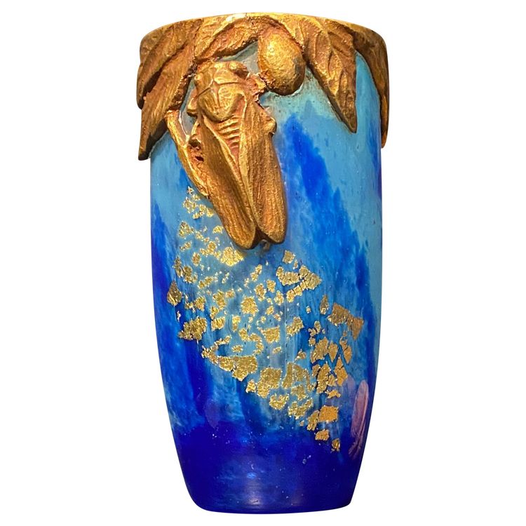 Vase Daum au motif de cigale et inclusion de feuilles d'orCrystal vase with a blue nuanced backgroun