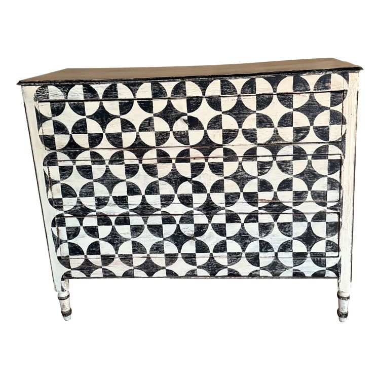 Commode Louis XVI datant de la fin du 18e siècle patinée et peint de formes 