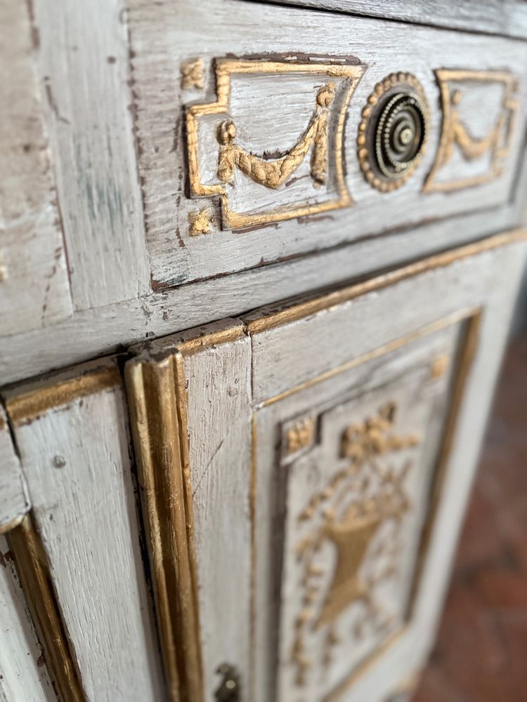 Petit meuble 2 corps vitrine sculpté Louis XVI datant du 18e siècle, patine riche 