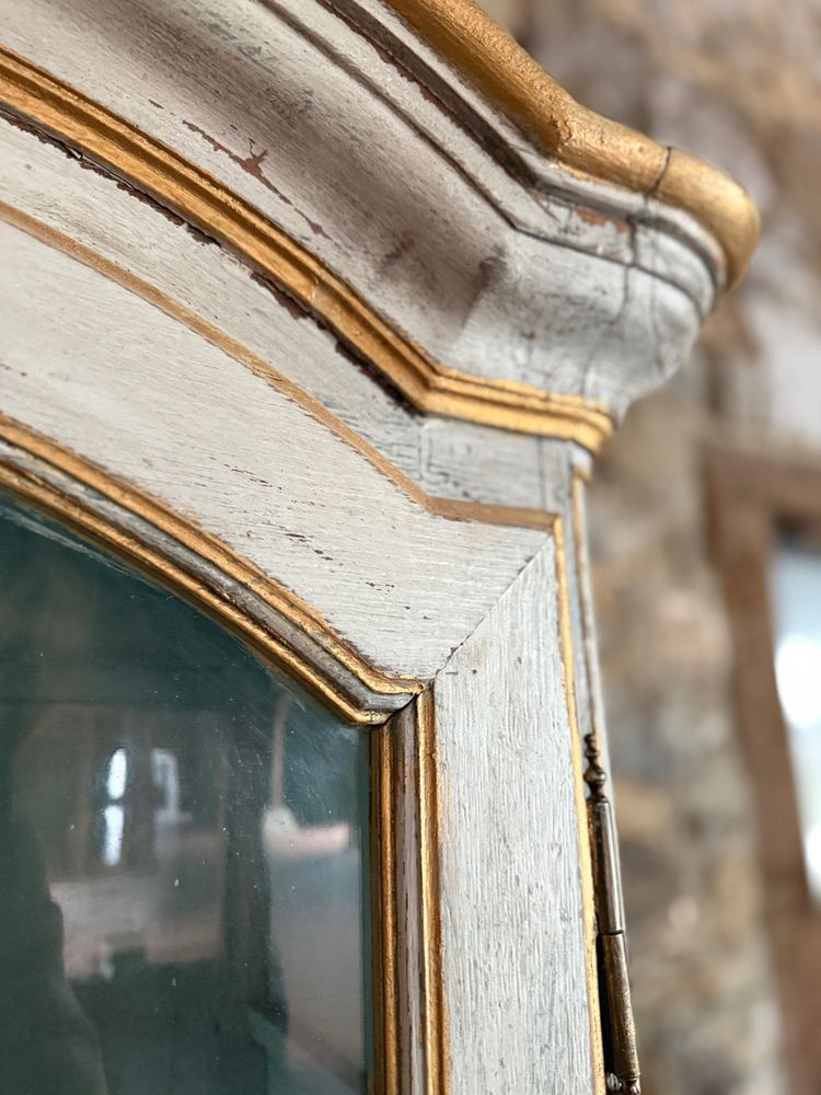 Petit meuble 2 corps vitrine sculpté Louis XVI datant du 18e siècle, patine riche 