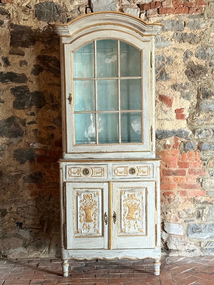 Petit meuble 2 corps vitrine sculpté Louis XVI datant du 18e siècle, patine riche 