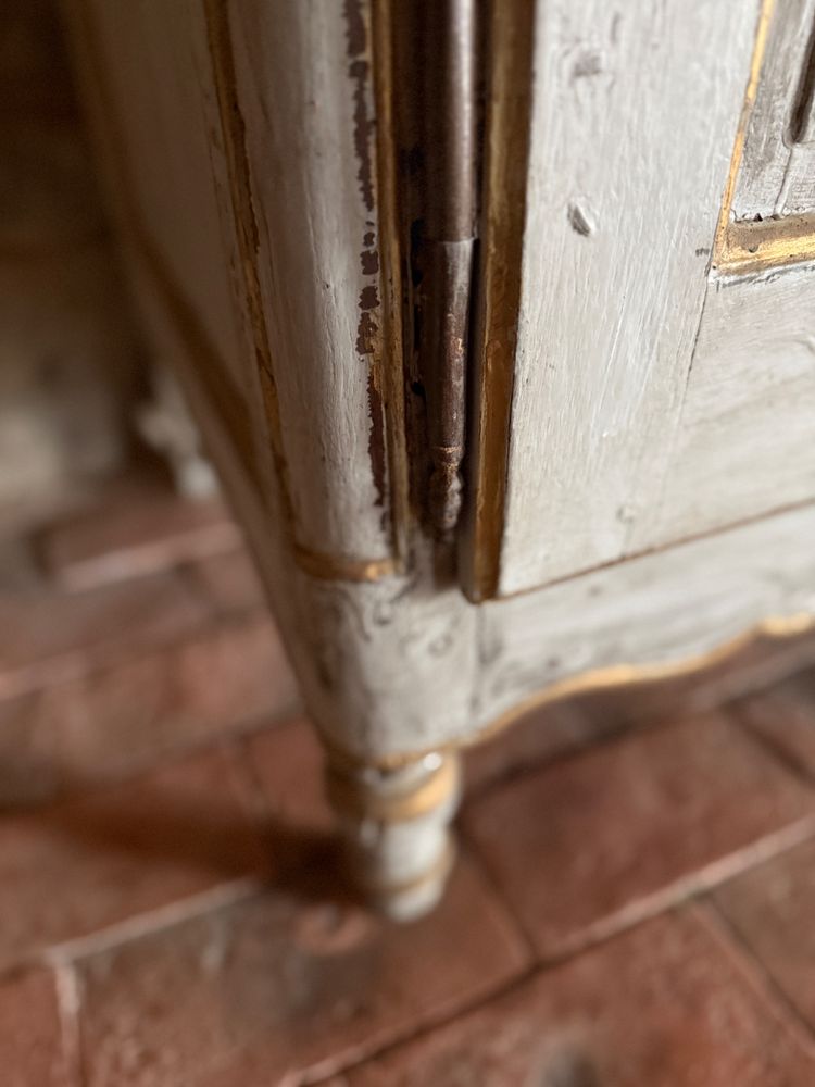 Petit meuble 2 corps vitrine sculpté Louis XVI datant du 18e siècle, patine riche 