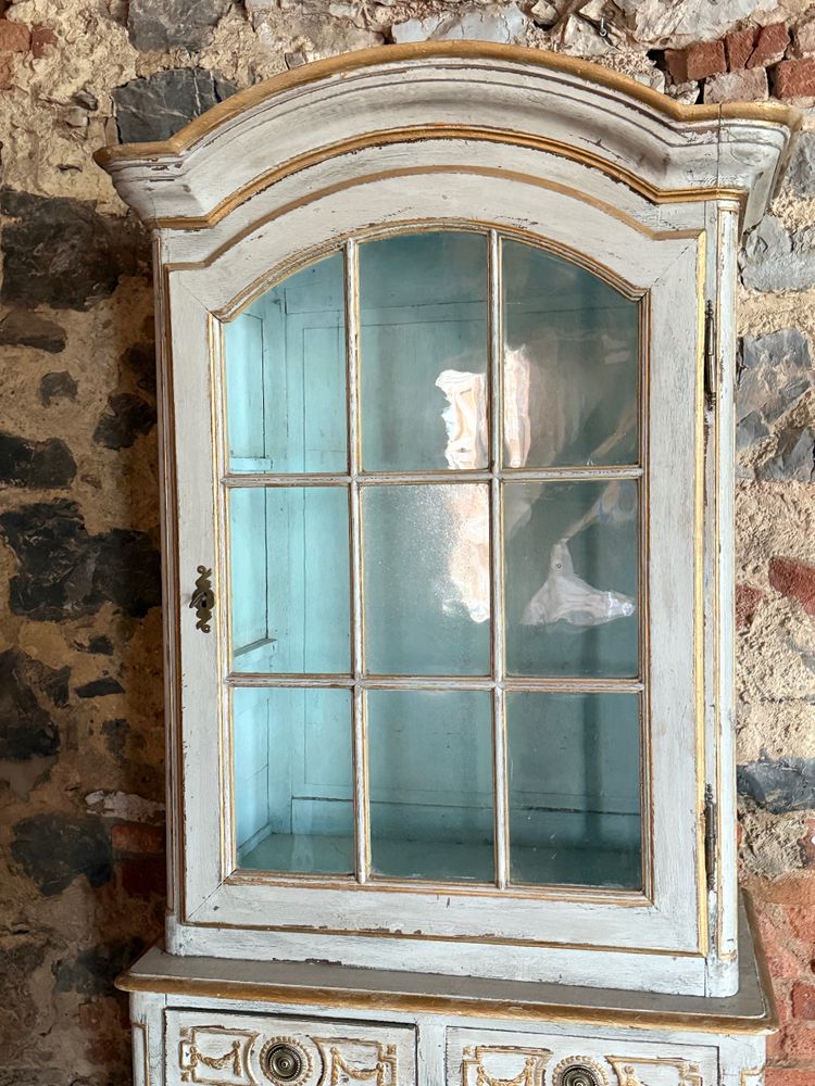 Petit meuble 2 corps vitrine sculpté Louis XVI datant du 18e siècle, patine riche 