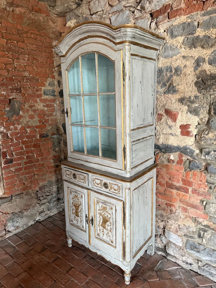 Petit meuble 2 corps vitrine sculpté Louis XVI datant du 18e siècle, patine riche 