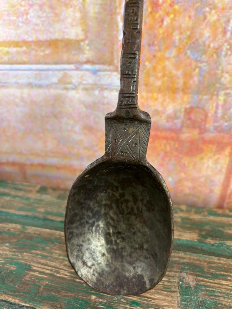 Grande cucchiaio antico in ferro battuto - 41 cm - Decorazione incisa