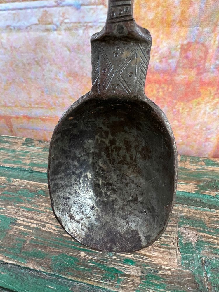 Grande cucchiaio antico in ferro battuto - 41 cm - Decorazione incisa