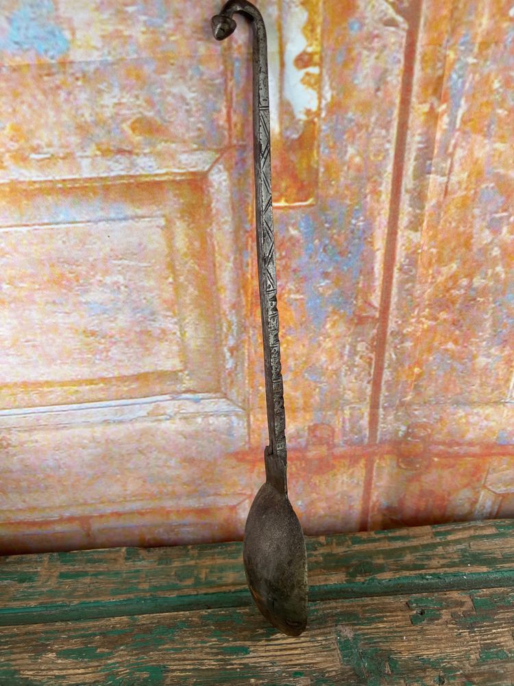 Grande cucchiaio antico in ferro battuto - 41 cm - Decorazione incisa