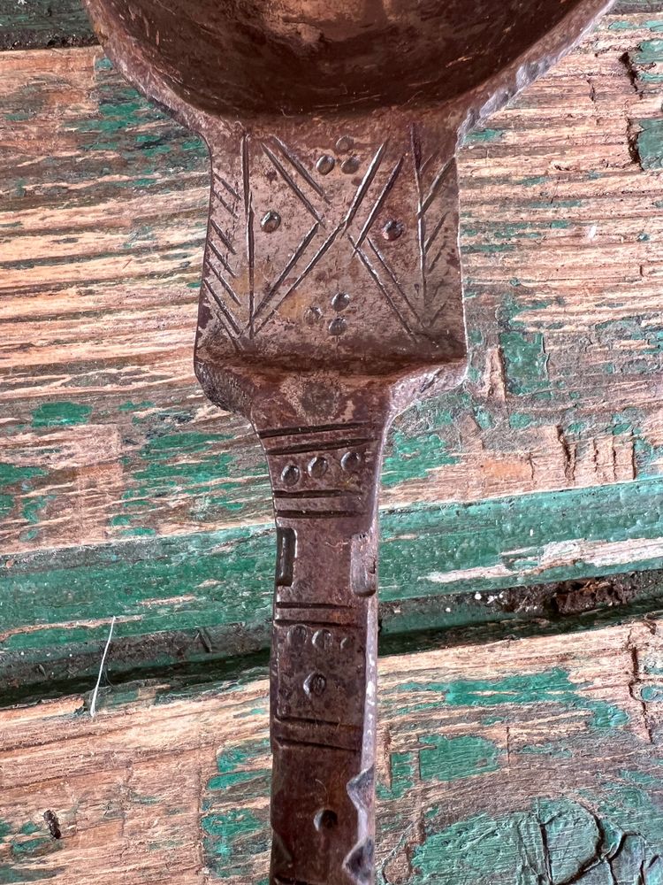 Grande cucchiaio antico in ferro battuto - 41 cm - Decorazione incisa