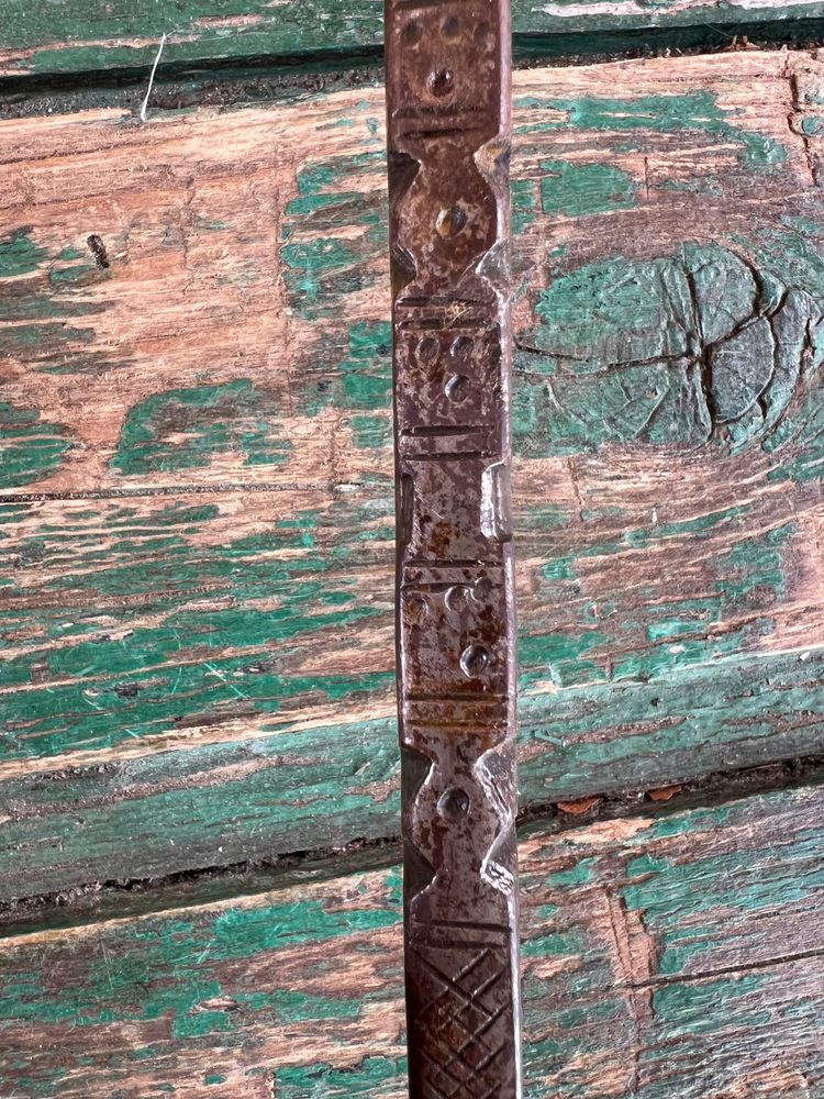 Grande cucchiaio antico in ferro battuto - 41 cm - Decorazione incisa