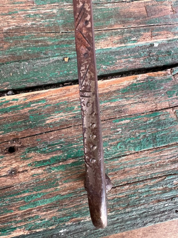 Grande cucchiaio antico in ferro battuto - 41 cm - Decorazione incisa