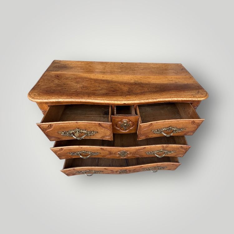 Cassettone parigino in noce di epoca Luigi XV con timbro Jme P.charriere Secolo XVIII