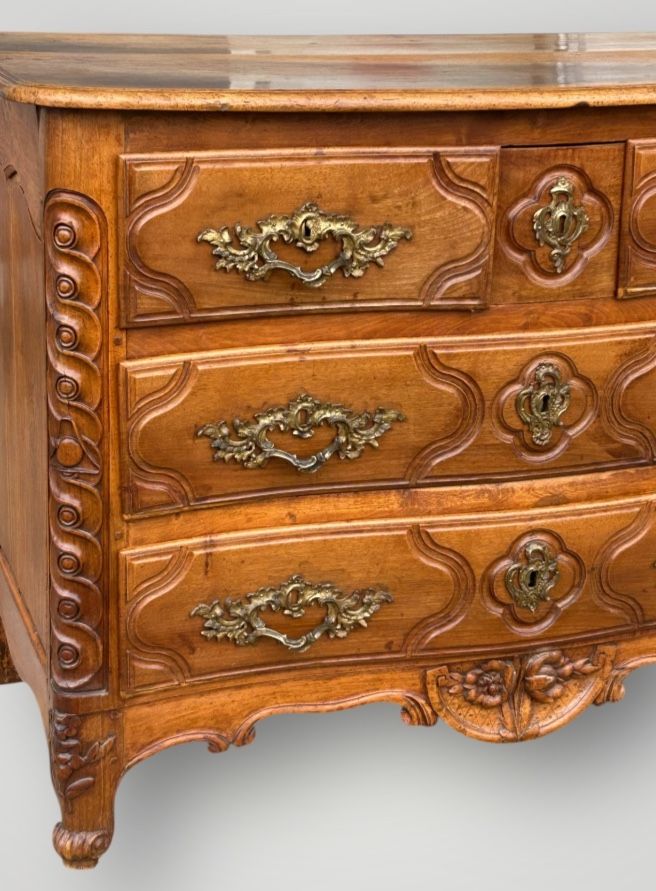 Cassettone parigino in noce di epoca Luigi XV con timbro Jme P.charriere Secolo XVIII